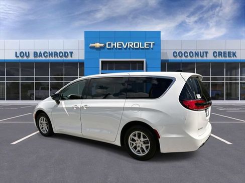 Used 2024 Chrysler Pacifica Touring FWD image 6
