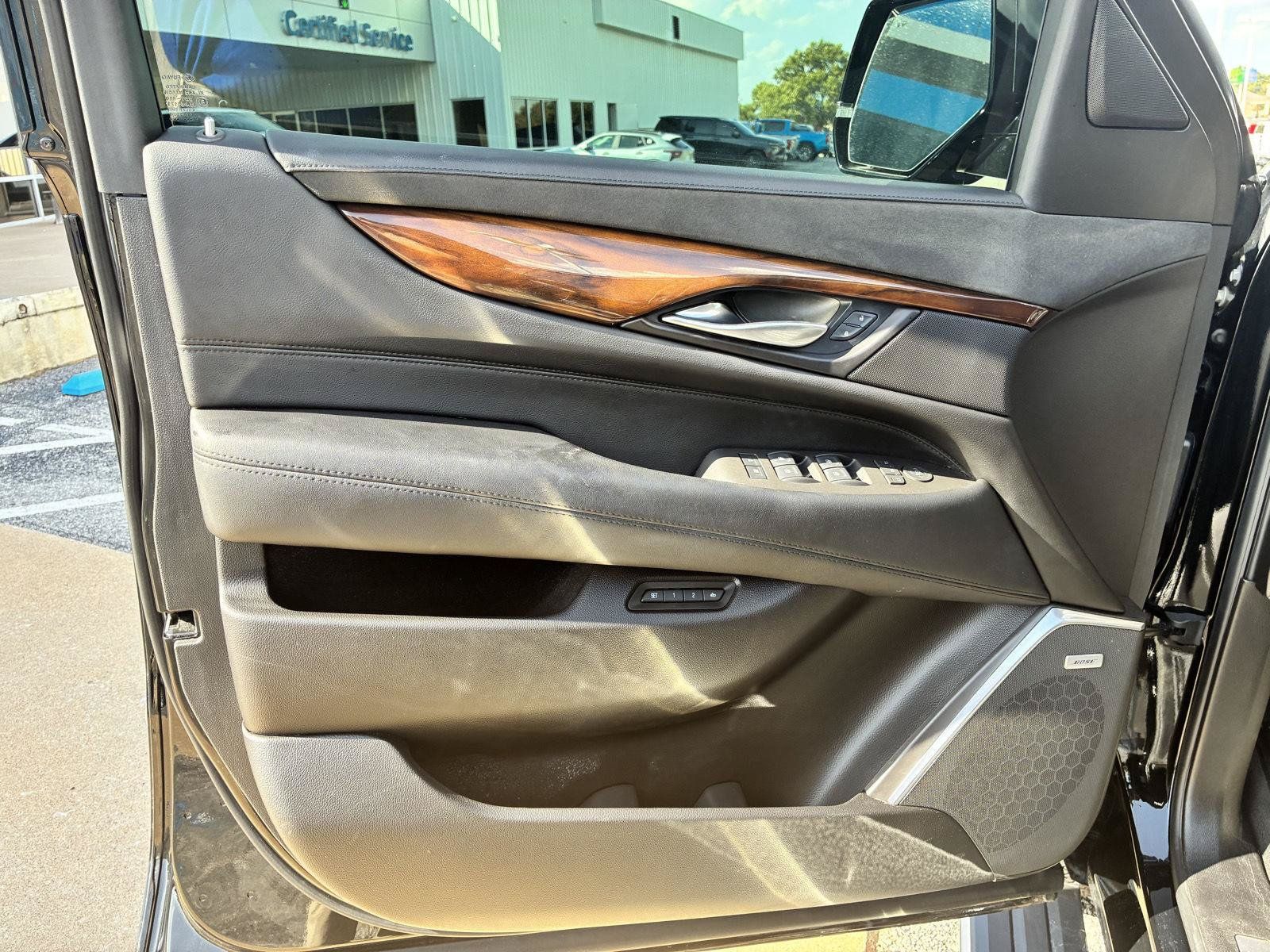 Used 2017 Cadillac Escalade Premium Luxury AWD/4WD image 16