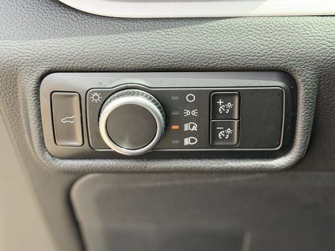 Certified 2024 Ford Explorer XLT RWD image 23