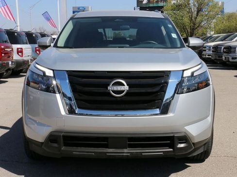Used 2025 Nissan Pathfinder SV FWD image 3