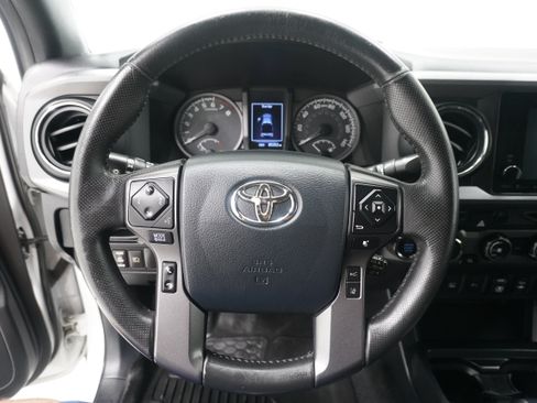 Used 2018 Toyota Tacoma TRD Sport w/ Technology Package AWD/4WD image 15