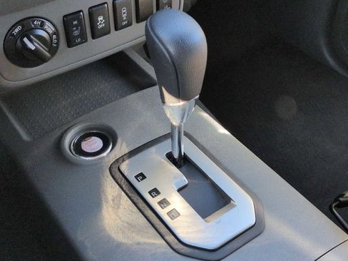 Used 2021 Nissan Frontier SV w/ Midnight Edition Floor Mats image 32