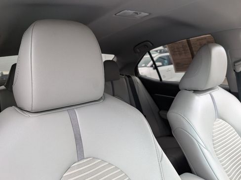 Used 2018 Toyota Camry SE FWD image 3