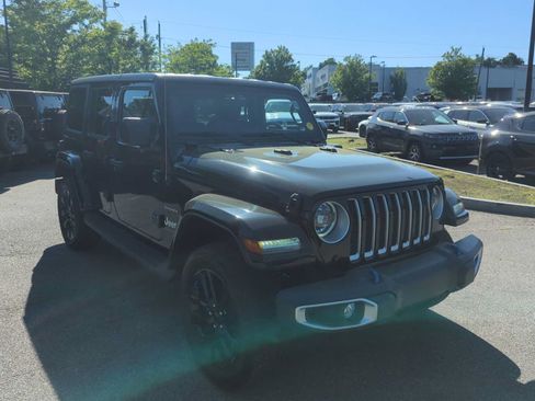 Used 2023 Jeep Wrangler Unlimited Sahara w/ Cold Weather Group AWD/4WD image 8