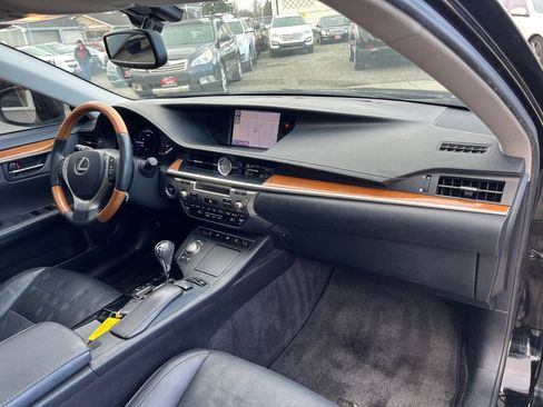 Used 2013 Lexus ES 300h w/ Luxury Pkg image 18