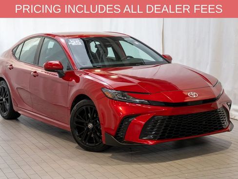 Used 2025 Toyota Camry SE FWD image 1