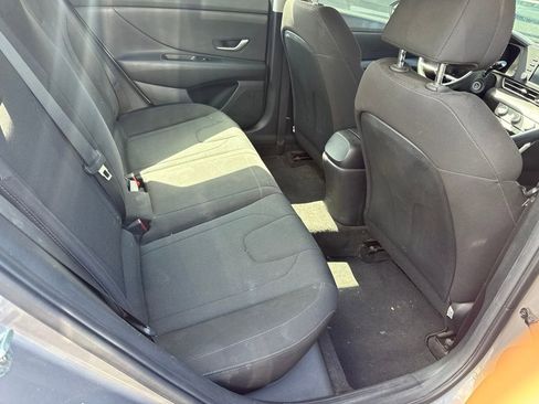 Used 2021 Hyundai Elantra SE FWD image 7