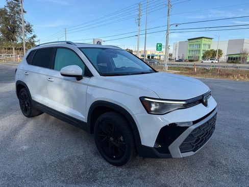 Used 2025 Volkswagen Taos SE w/ Panoramic Sunroof Package image 4