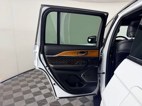 Used 2024 Jeep Grand Cherokee Summit AWD/4WD image 33