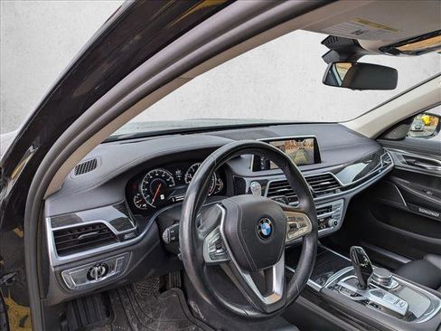 Used 2017 BMW 750i xDrive image 9