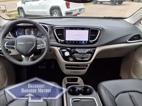 Used 2024 Chrysler Pacifica Select image 20