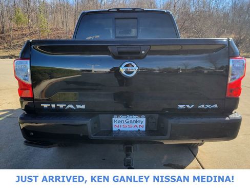 Used 2021 Nissan Titan SV w/ SV Convenience Package image 4