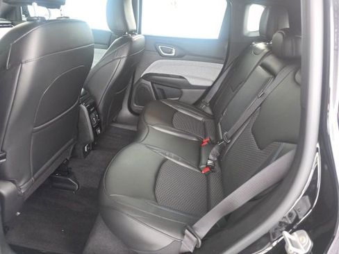 Used 2023 Jeep Compass Latitude image 18