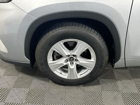 Used 2023 Toyota Highlander LE FWD image 11