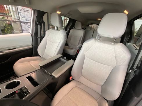 Certified 2025 Toyota Sienna LE FWD image 9