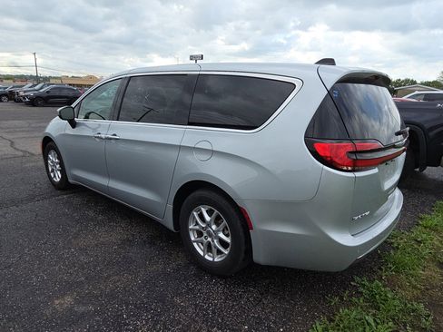 Used 2023 Chrysler Pacifica Touring-L image 4