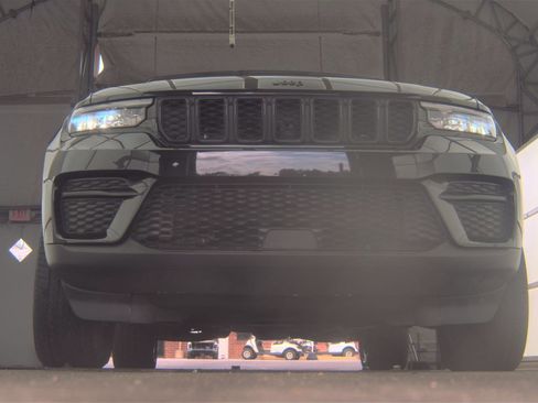 Used 2024 Jeep Grand Cherokee Altitude image 3