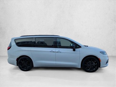 Used 2025 Chrysler Pacifica Limited image 4