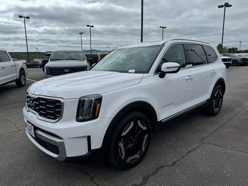 Used 2023 Kia Telluride S w/ S Sunroof Package FWD image 3