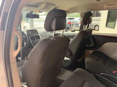 Used 2020 Dodge Grand Caravan SE w/ UConnect Hands-Free Group FWD image 11