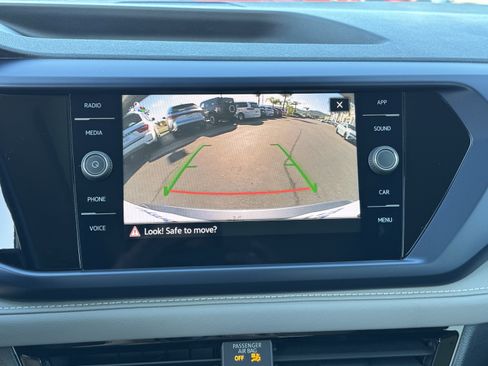 Used 2024 Volkswagen Taos SE w/ Panoramic Sunroof Package FWD image 25