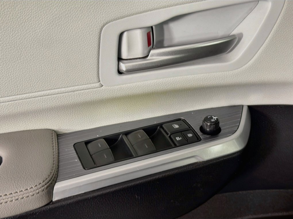 Used 2025 Toyota Sienna XLE FWD image 23