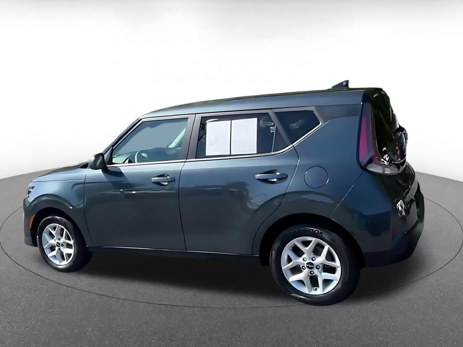 Used 2025 Kia Soul LX w/ LX Technology Package FWD image 8