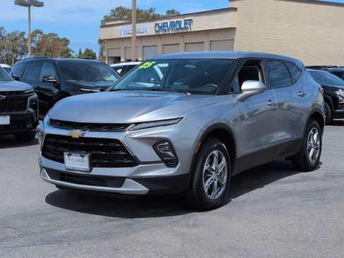 Used 2025 Chevrolet Blazer LT FWD image 1