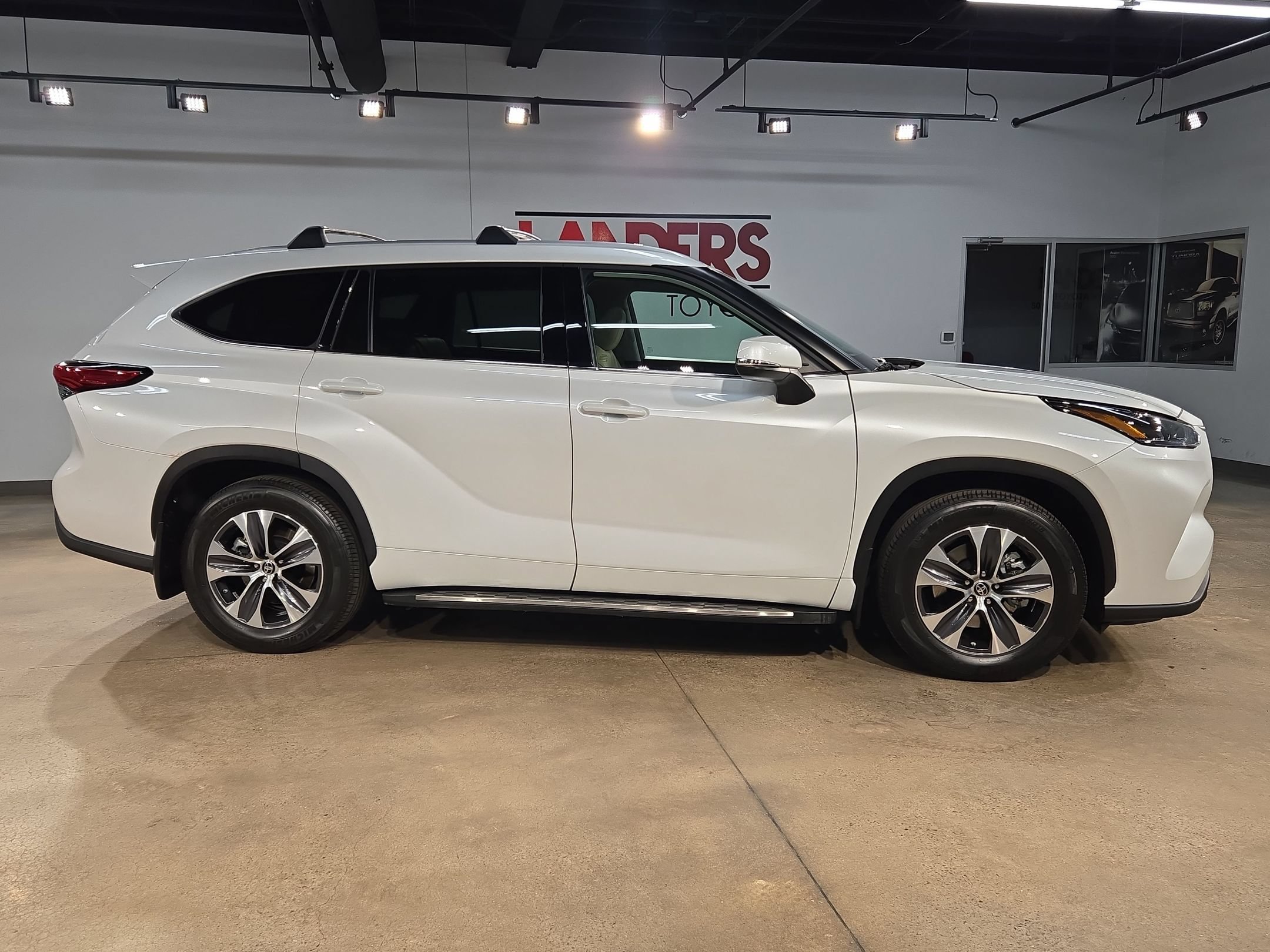 Used 2022 Toyota Highlander XLE FWD image 8