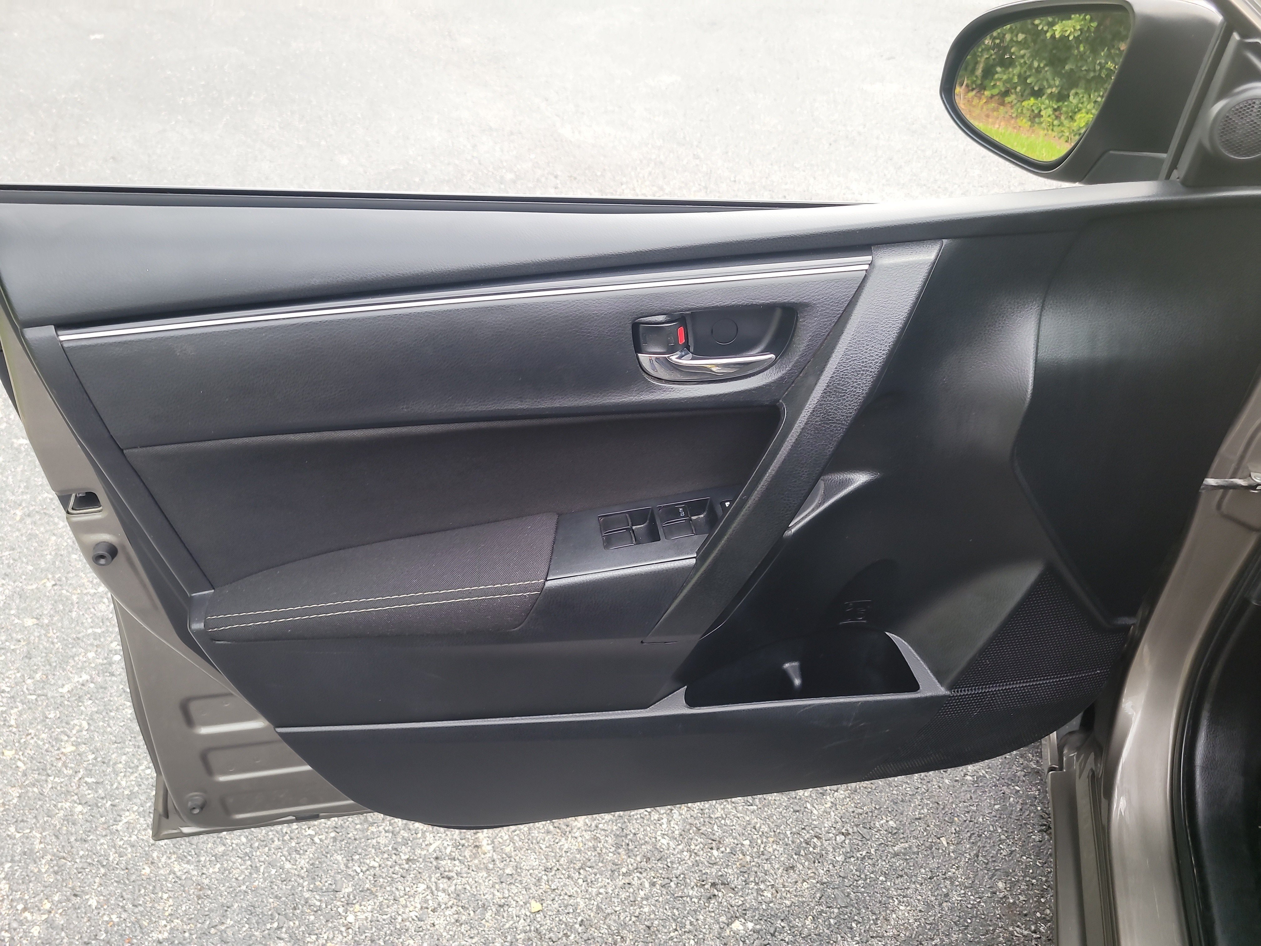 Used 2019 Toyota Corolla LE FWD image 15