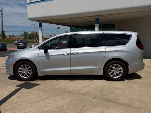 Used 2024 Chrysler Pacifica Touring-L FWD image 2