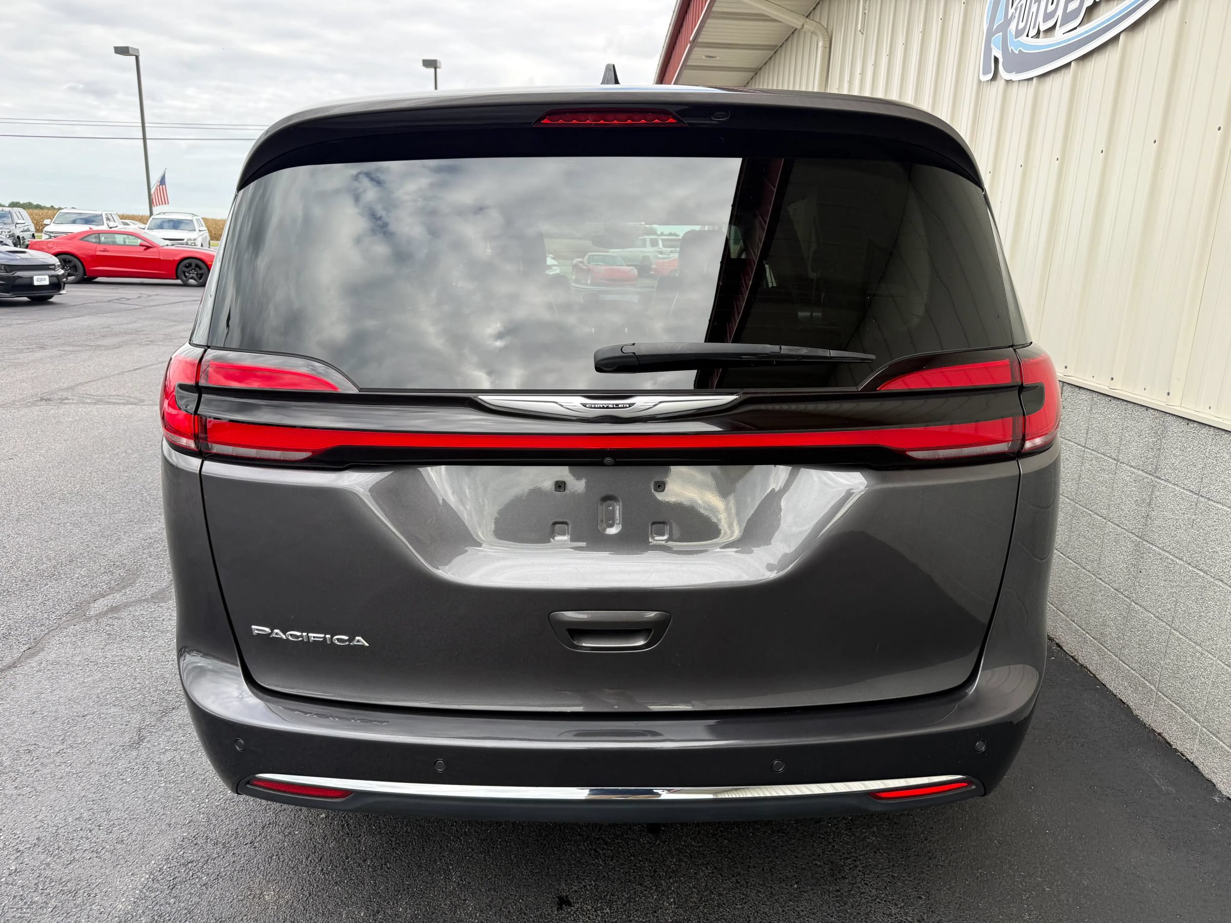 Used 2023 Chrysler Pacifica Touring-L FWD image 4