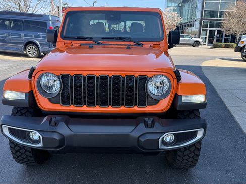 Used 2025 Jeep Gladiator Sport image 12