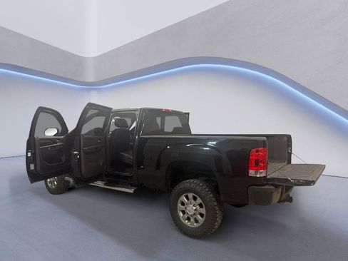 Used 2014 GMC Sierra 2500 Denali w/ Suspension Package, Off-Road image 10