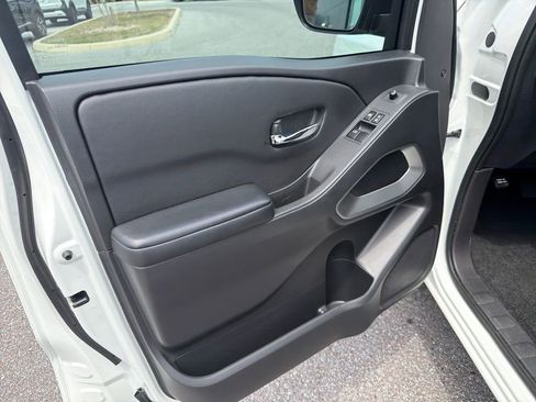 Used 2025 Nissan Frontier SV RWD image 11
