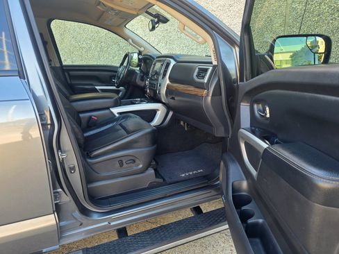 Used 2017 Nissan Titan SL image 21