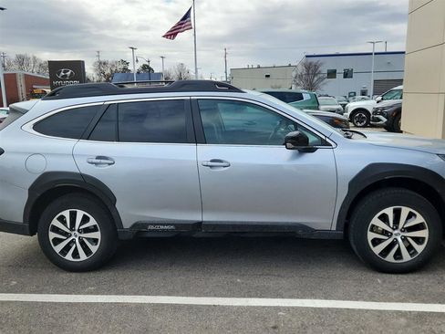 Used 2023 Subaru Outback Premium image 5