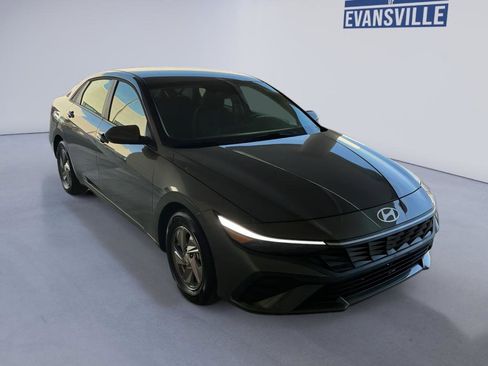 New 2026 Hyundai Elantra SE FWD image 3