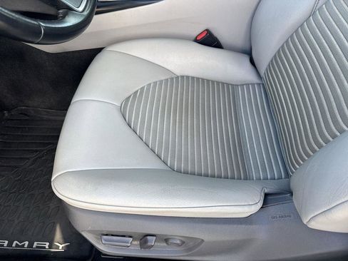 Used 2020 Toyota Camry SE image 11