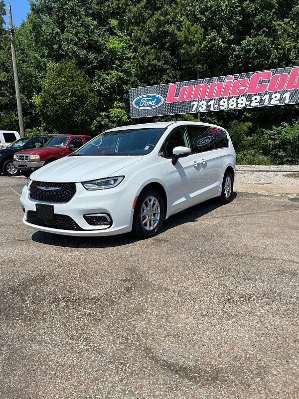 Used 2023 Chrysler Pacifica Touring-L FWD image 3