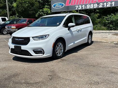 Used 2023 Chrysler Pacifica Touring-L FWD image 3