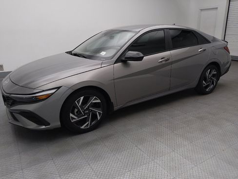 Used 2025 Hyundai Elantra Sport FWD image 2