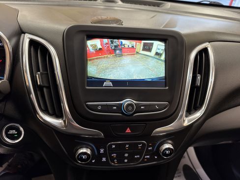 Used 2019 Chevrolet Equinox LT w/ Driver Convenience Package image 6