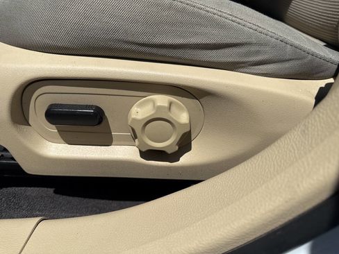 Used 2017 Ford Taurus SEL image 26