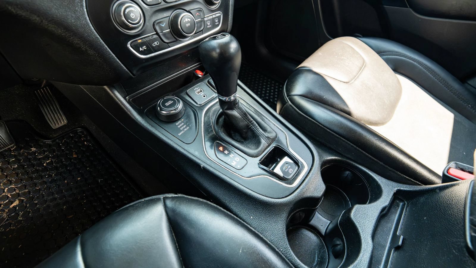 Used 2019 Jeep Cherokee Latitude Plus AWD/4WD image 39