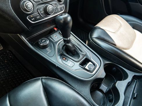 Used 2019 Jeep Cherokee Latitude Plus AWD/4WD image 39