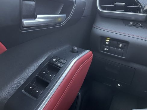 Used 2023 Toyota Highlander XSE image 12