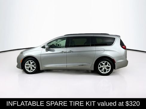 Used 2017 Chrysler Pacifica Touring-L w/ Tire & Wheel Group FWD image 4