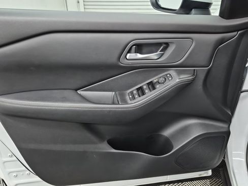 Used 2024 Nissan Rogue SV image 18