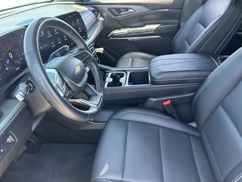 Certified 2025 Chevrolet Traverse LT FWD image 28